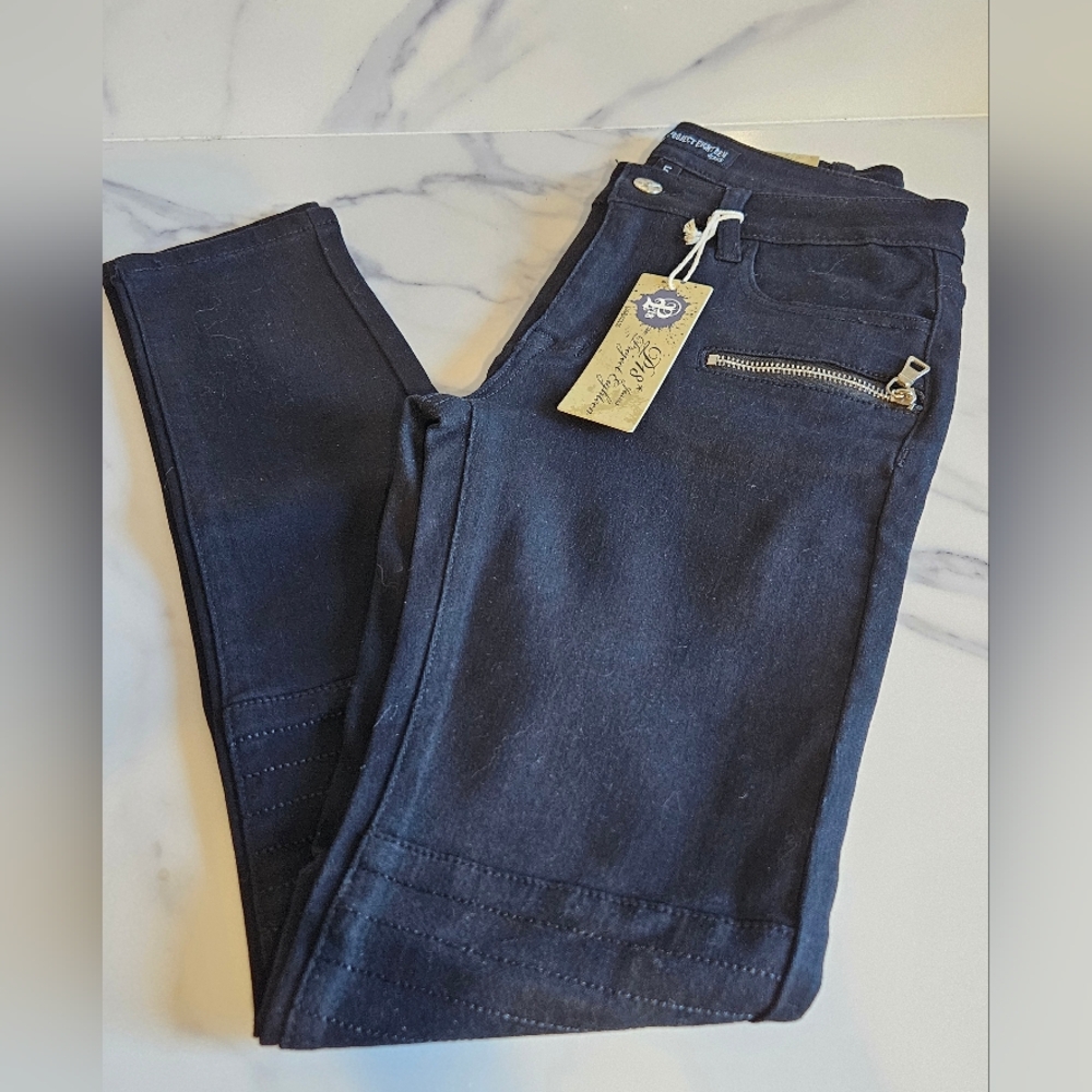 BNWT - Jrs. Super Comfy Stretchy Black Skinny Jeans - Sz 5 - Picture 2 of 3